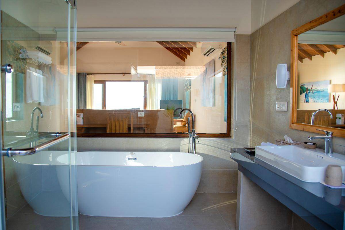 Reethi Faru Resort, Malediven, Two-Bedroom Water Villa Suite with Spa Tub, Badezimmer mit Badewanne