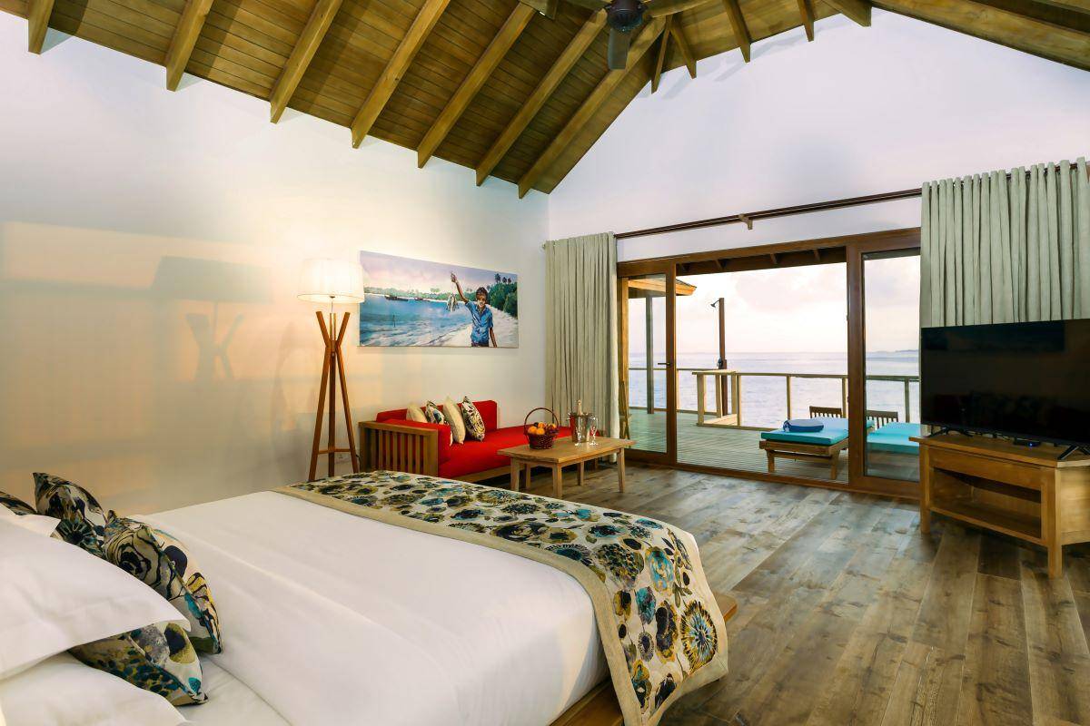 Reethi Faru Resort, Malediven, Two-Bedroom Water Villa Suite with Spa Tub, Schlafzimmer mit Ausgang zur Terrasse