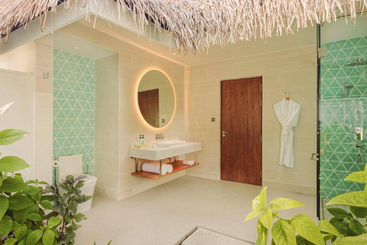 Nova Maldives, Malediven, Beach Villa, halboffenes Badezimmer