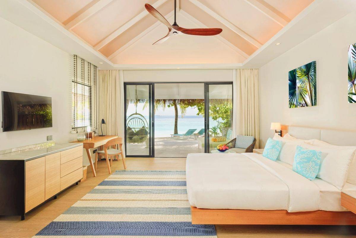 Nova Maldives, Malediven, Beach Villa, Schlafzimmer mit Ausgang zur Terrasse