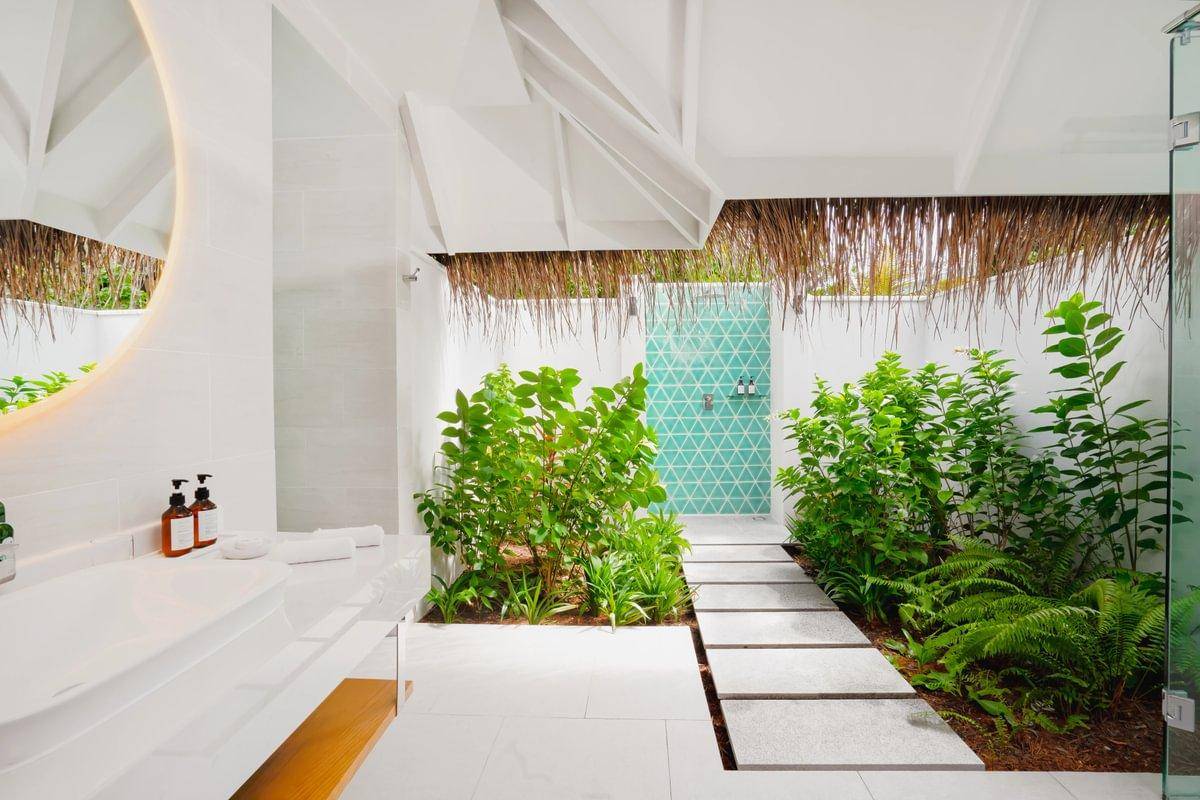 Nova Maldives, Malediven, Beach Villa, halboffenes Badezimmer mit Außendusche