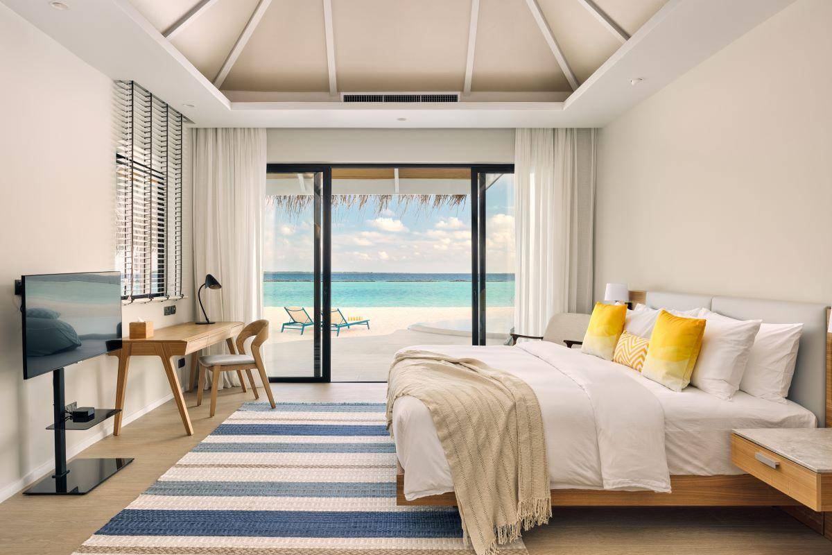 Nova Maldives, Malediven, 2 Bedroom Beach Residence with Private Pool, Schlafzimmer mit Ausgang zur Terrasse