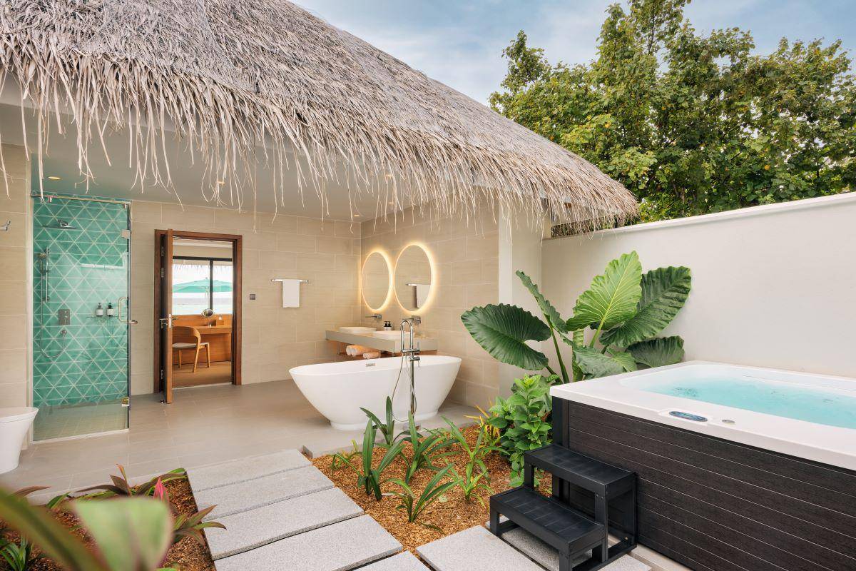 Nova Maldives, Malediven, 2 Bedroom Beach Residence with Private Pool, halboffenes Badezimmer mit Jacuzzi