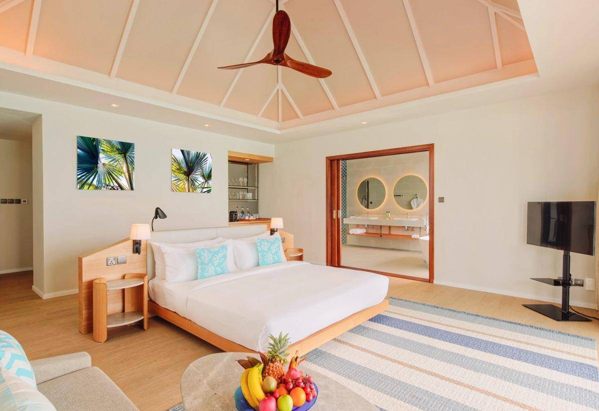 Nova Maldives, Malediven, Water Villa, Schlafzimmer