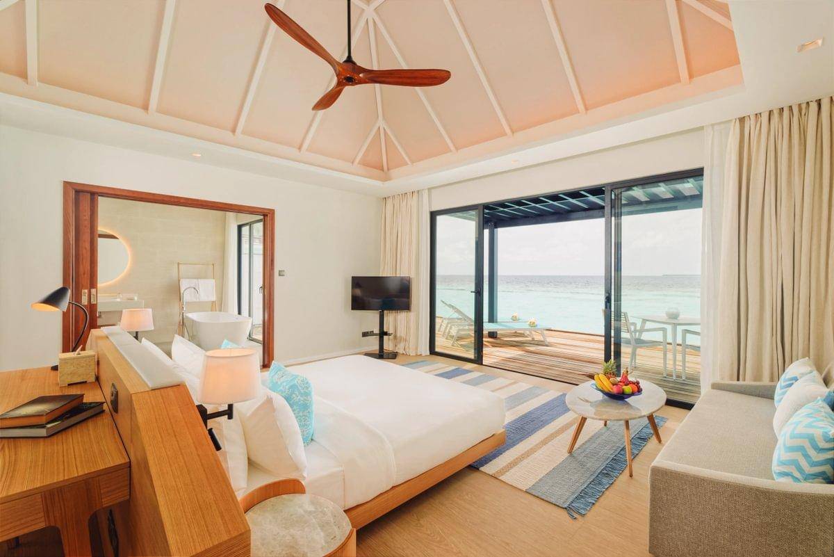 Nova Maldives, Malediven, Water Villa, Schlafzimmer mit Zugang zum Badezimmer