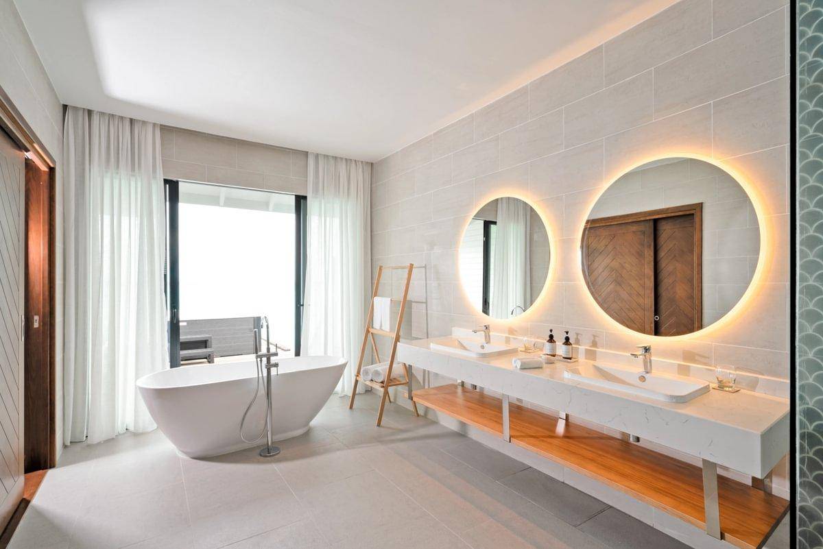 Nova Maldives, Malediven, Water Villa with Private Jacuzzi, Badezimmer