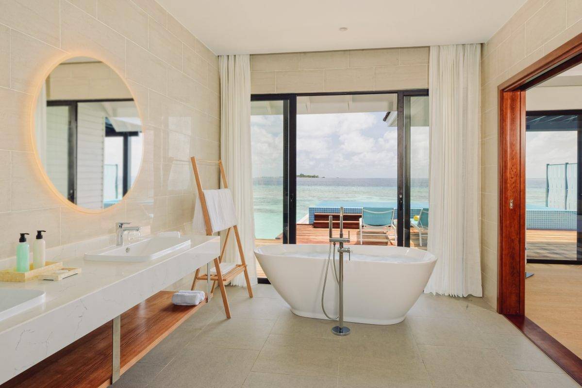 Nova Maldives, Malediven, Water Villa with Private Pool, Badezimmer