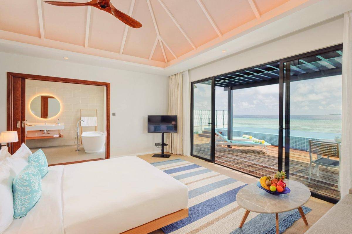 Nova Maldives, Malediven, Water Villa with Private Pool, Schlafzimmer mit Ausgang zur Terrasse
