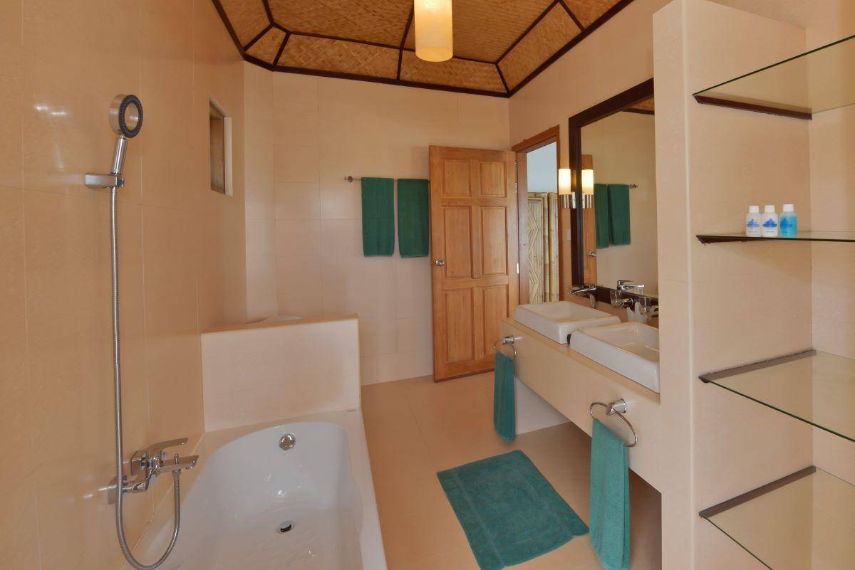 Angaga Island Resort & Spa, Malediven, Superior Water Bungalow, Badezimmer mit Badewanne
