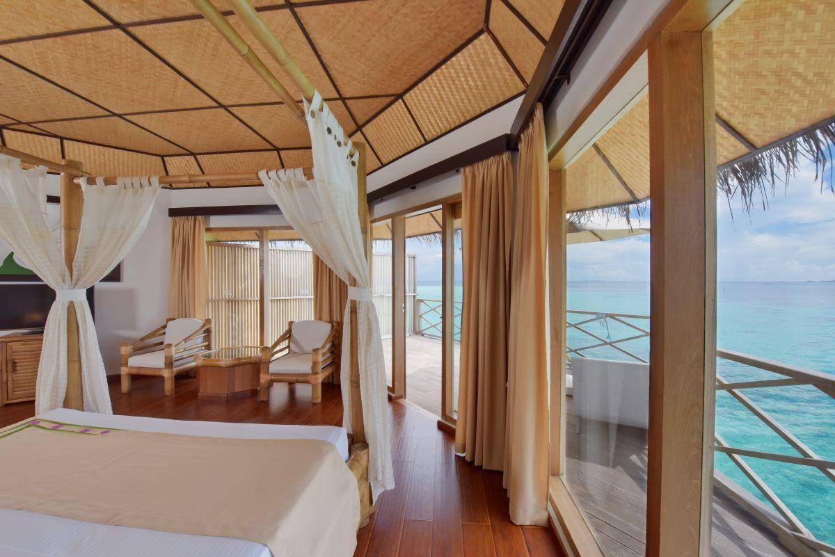 Angaga Island Resort & Spa, Malediven, Superior Water Bungalow, Schlafzimmer mit Zugang zur Terrasse