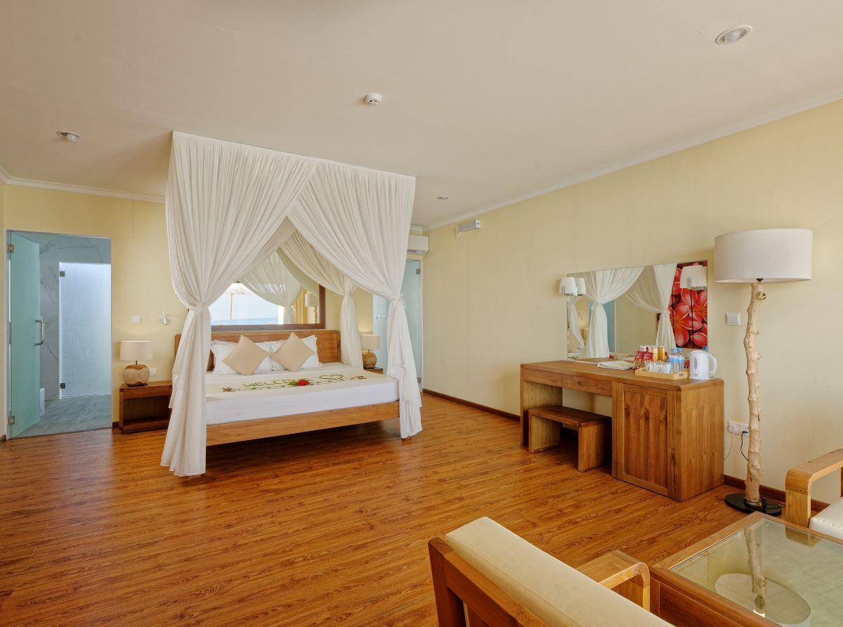 Angaga Island Resort & Spa, Malediven, Premium Water Bungalow, Schlafzimmer