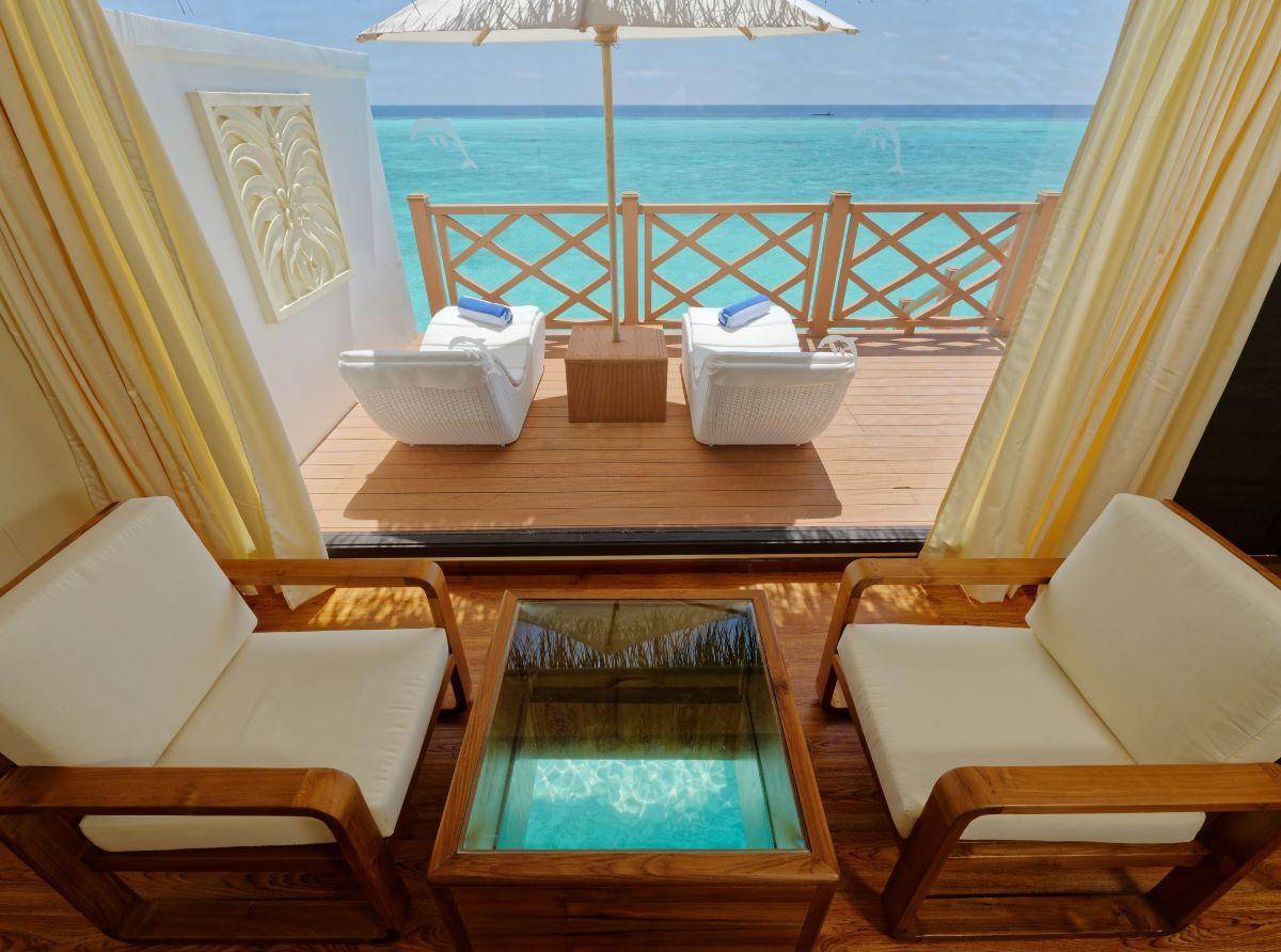 Angaga Island Resort & Spa, Malediven, Premium Water Bungalow, Sitzecke