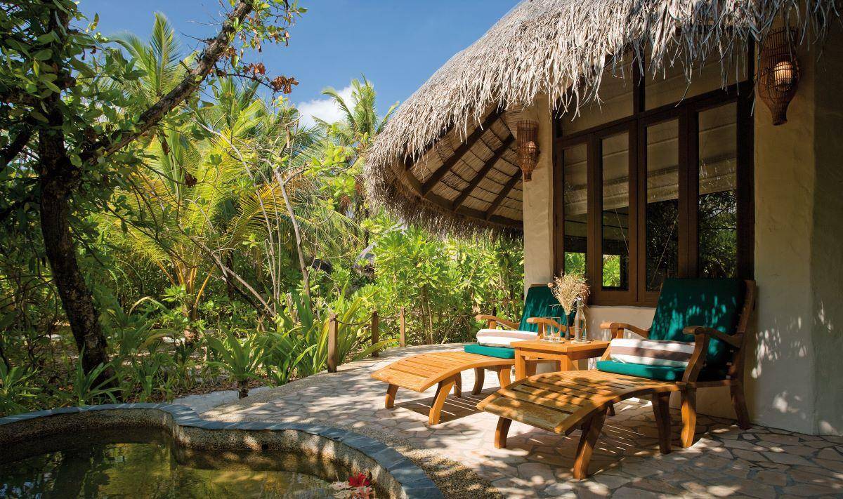 Coco Palm Dhuni Kohlu, Malediven, Deluxe Villa, Sonnenliegen