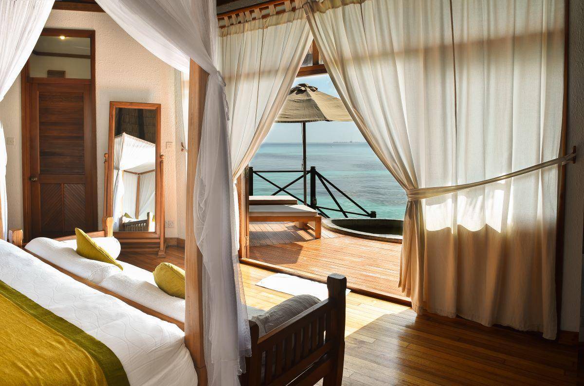 Coco Palm Duhni Kolhu, Malediven, Lagoon Villa, Schlafzimmer mit Ausgang zur Terrasse