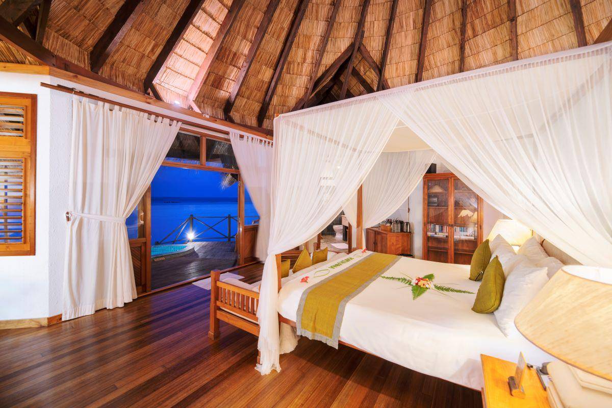 Coco Palm Dhuni Kolhu, Malediven, Sunset Lagoon Villa, Schlafzimmer mit Ausgang zur Terrasse