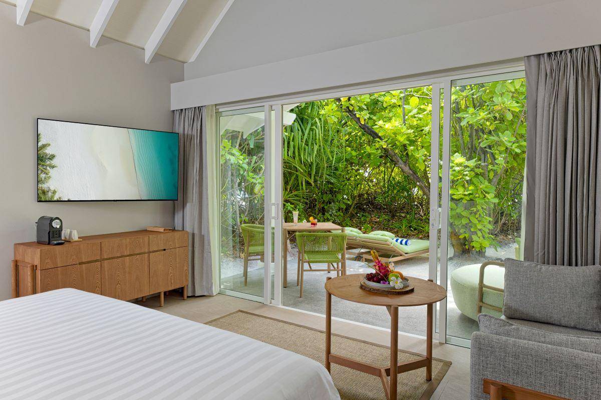 Raaya by Atmosphere, Malediven, Beach Villa, Schlafzimmer mit Ausgang zur Terrasse