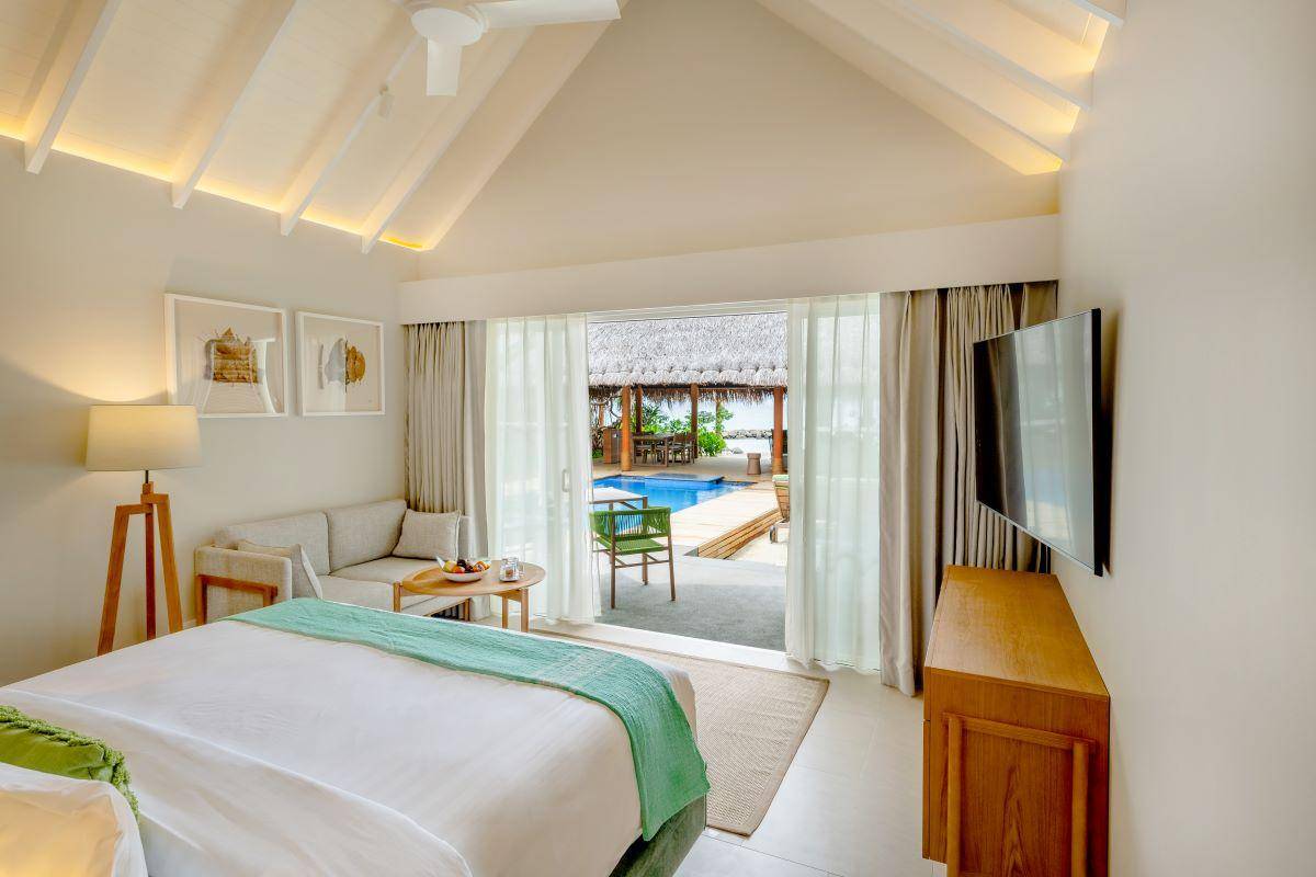 Raaya by Atmosphere, Malediven, Two Bedroom Family Beach Villa with Pool, Schlafzimmer mit Ausgang zur Terrasse