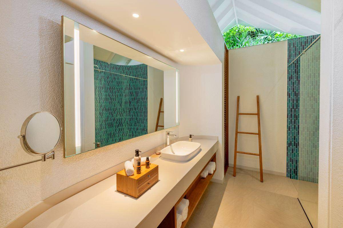 Raaya by Atmosphere, Malediven, Two Bedroom Family Beach Villa, Badezimmer