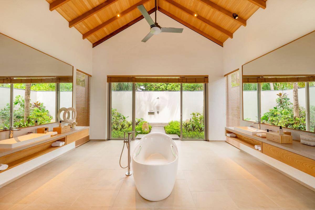 Raaya by Atmosphere, Malediven, Raaya Residence, Badezimmer mit freistehender Badewanne