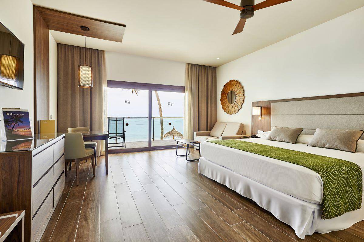 RIU Palace Maldivas, Malediven, Junior Suite, Schlafzimmer mit Ausgang zum Balkon