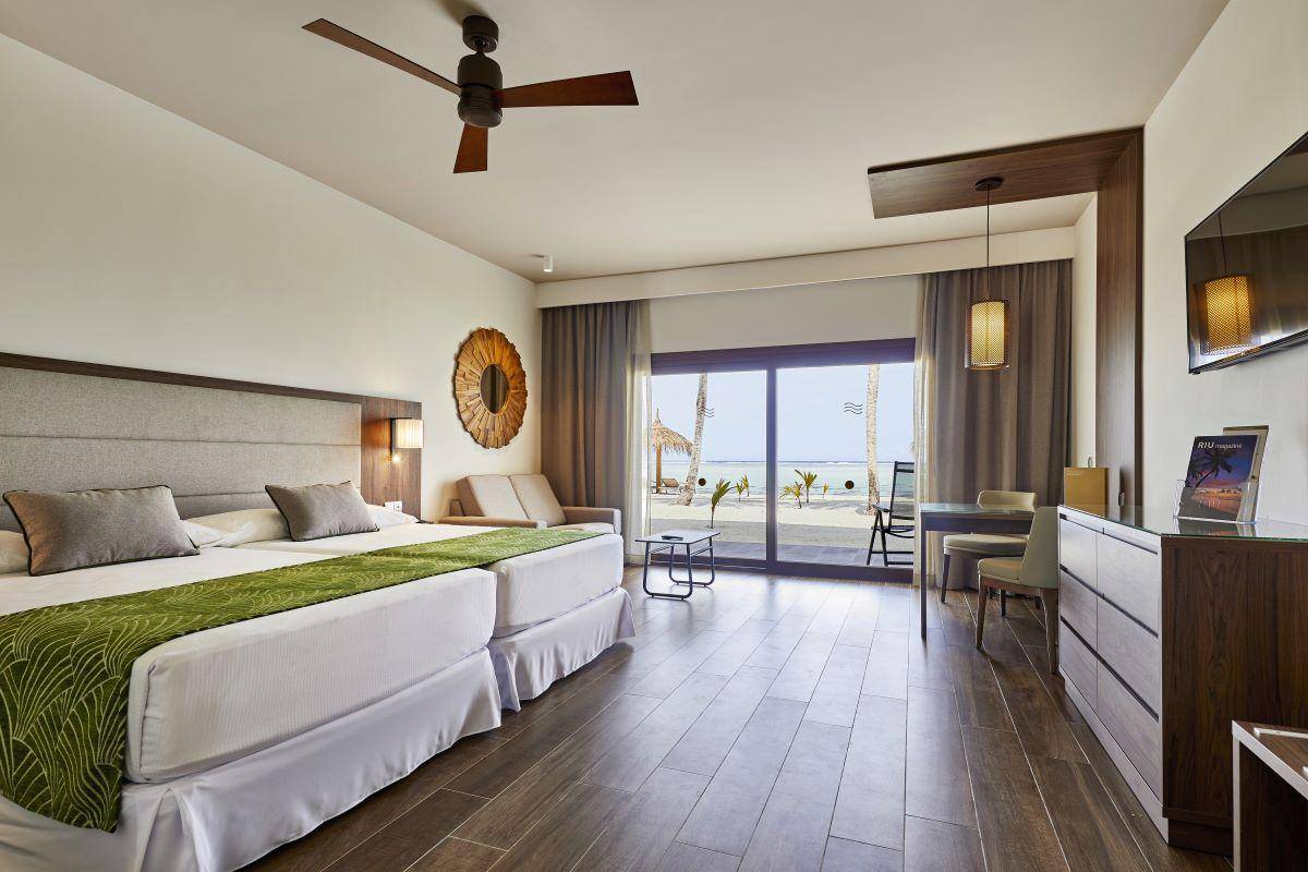 RIU Palace Maldivas, Malediven, Beach Junior Suite, Schlafzimmer mit Ausgang zur Terrasse