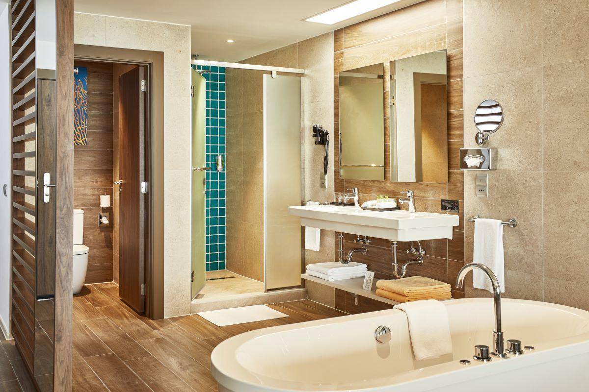 RIU Palace Maldivas, Malediven, Overwater Suite with Private Pool, Badezimmer