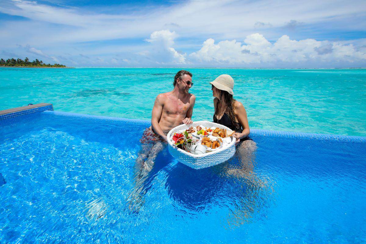 RIU Palace Maldivas, Malediven, Overwater Suite with Private Pool, Floating breakfast