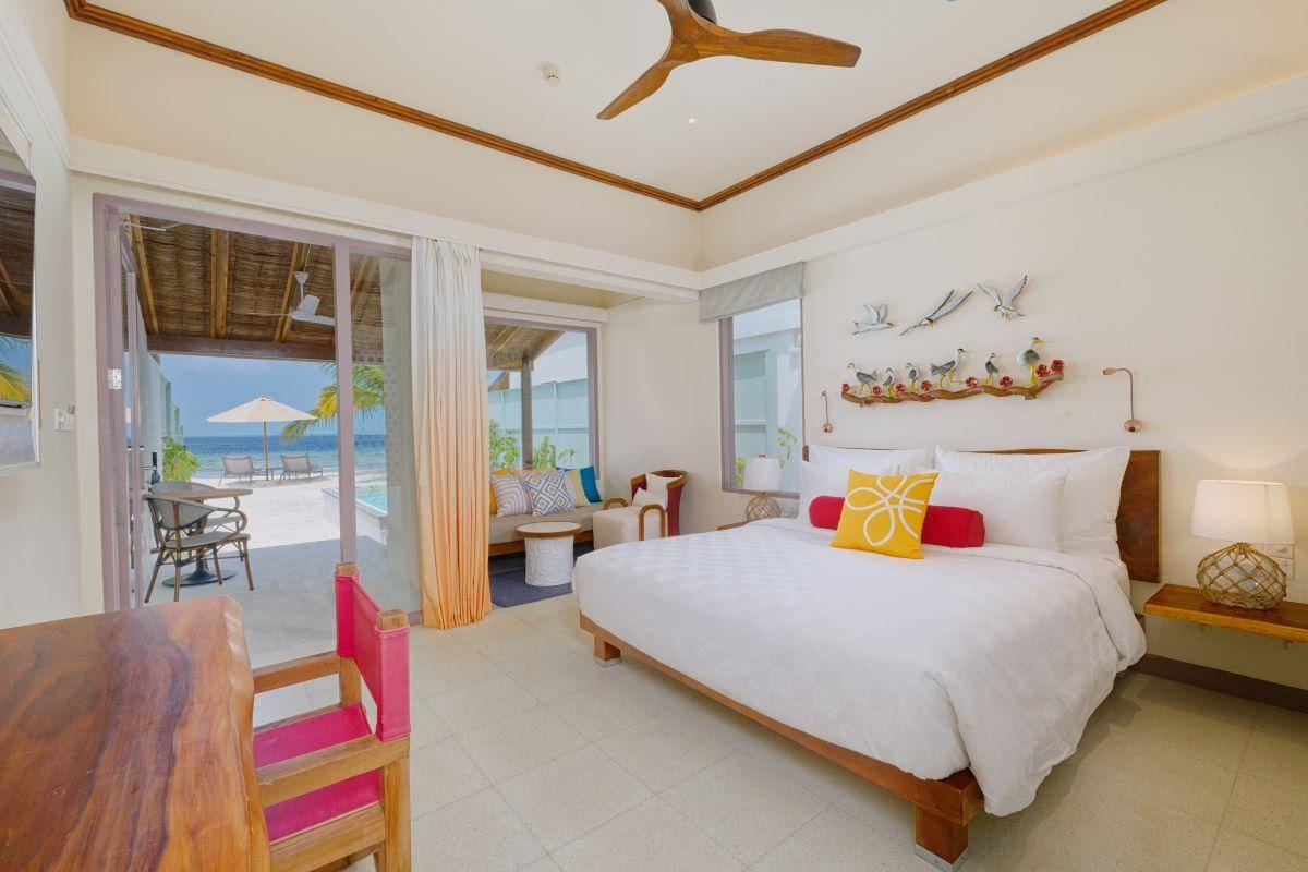 OBLU NATURE Helengeli by SENTIDO, Malediven, Deluxe Beach Villa with Pool, Schlafzimmer mit Ausgang zur Terrasse