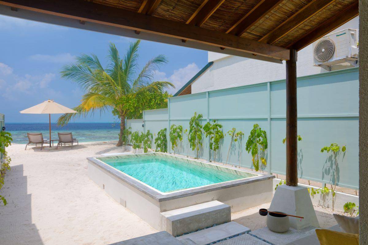 OBLU NATURE Helengeli by SENTIDO, Malediven, Deluxe Beach Villa with Pool, Pool und Strand