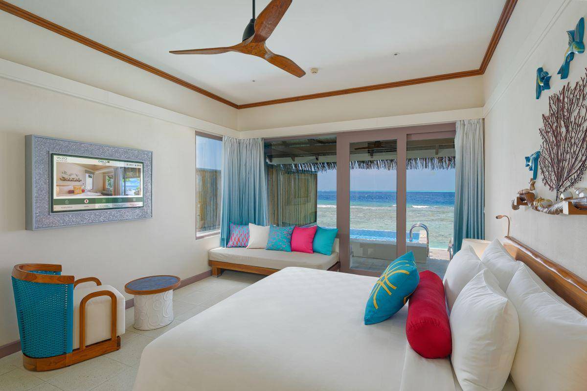 OBLU NATURE Helengeli by SENTIDO, Malediven, Lagoon Villa with Pool, Schlafzimmer mit Ausgang zur Terrasse