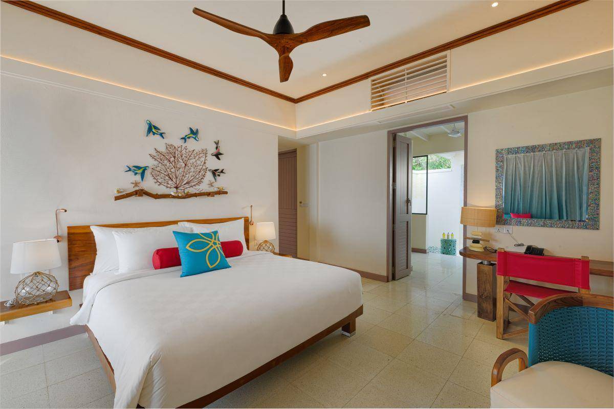 OBLU NATURE Helengeli by SENTIDO, Malediven, Lagoon Villa with Pool, Schlafzimmer mit Zugang zum Badezimmer