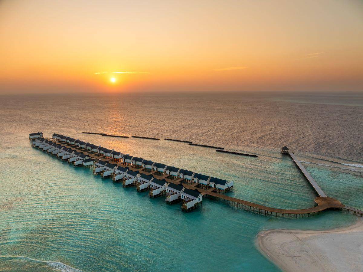 OBLU NATURE Helengeli by SENTIDO, Malediven, Sunrise Water Villa with Pool, Luftaufnahme bei Sonnenuntergang