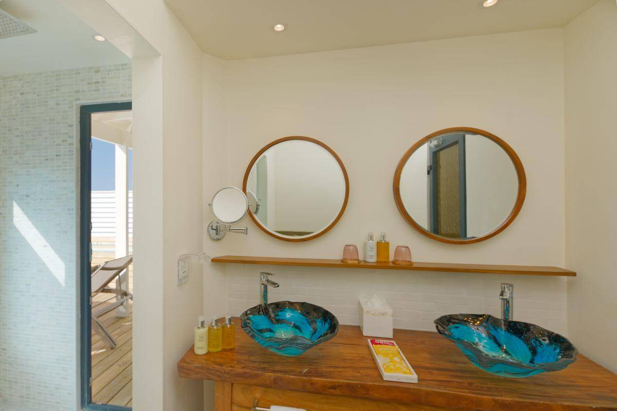 OBLU NATURE Helengeli by SENTIDO, Malediven, Sunrise Water Villa with Pool, Badezimmer