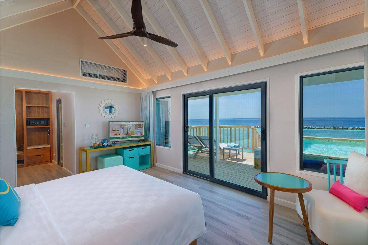OBLU NATURE Helengeli by SENTIDO, Malediven, Sunrise Water Villa with Pool, Schlafzimmer mit Ausgang zur Terrasse