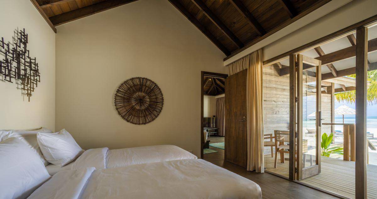 Jawakara Isalnds Maldives, Malediven, Mabin Two Bedroom Villa, Schlafzimmer mit Ausgang zur Terrasse