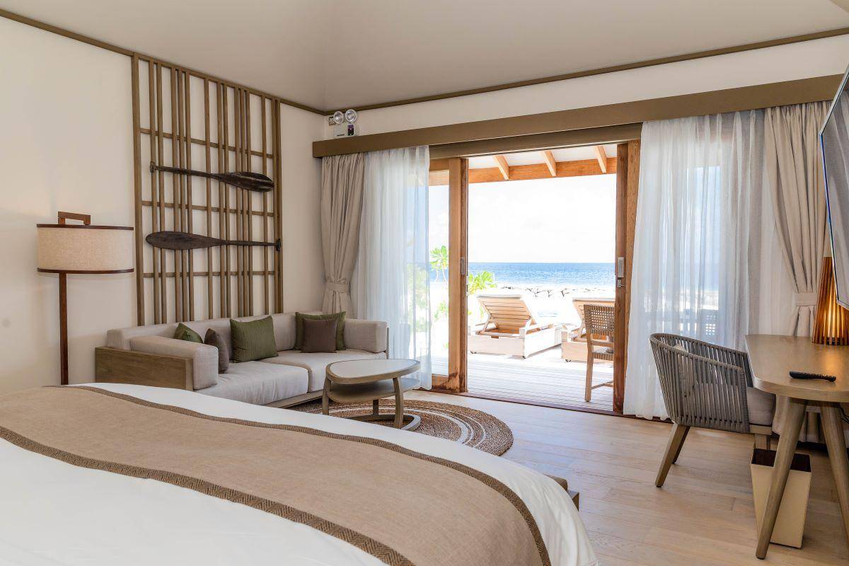 Kagi Maldives SPA Island, Malediven, Beach Pool Villa, Schlafzimmer mit Ausgang zur Terrasse