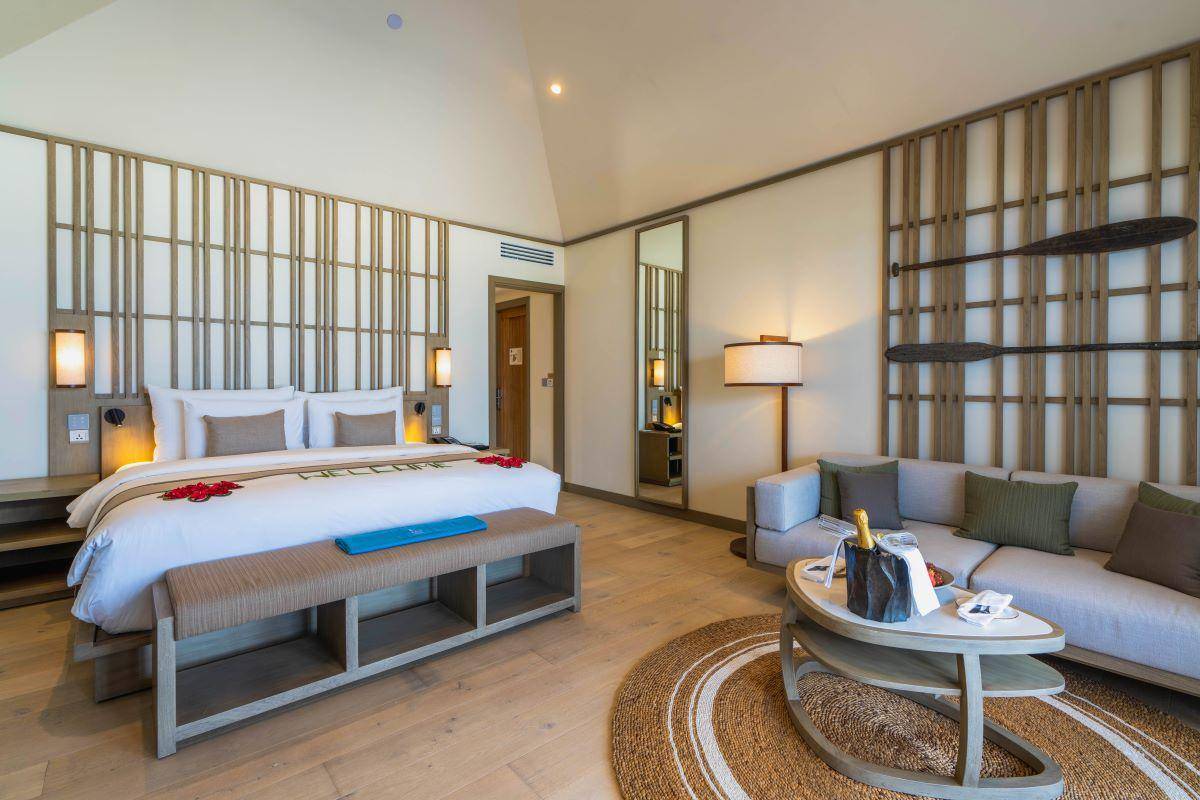 Kagi Maldives SPA Island, Malediven, Beach Pool Villa, Schlafzimmer mit Sofaecke