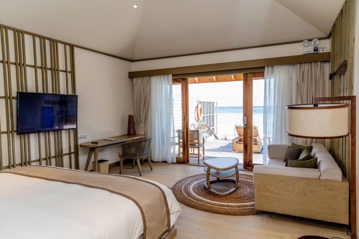 Kagi Maldives SPA Island, Malediven, Lagoon Pool Villa, Schlafzimmer mit Ausgang zur Terrasse