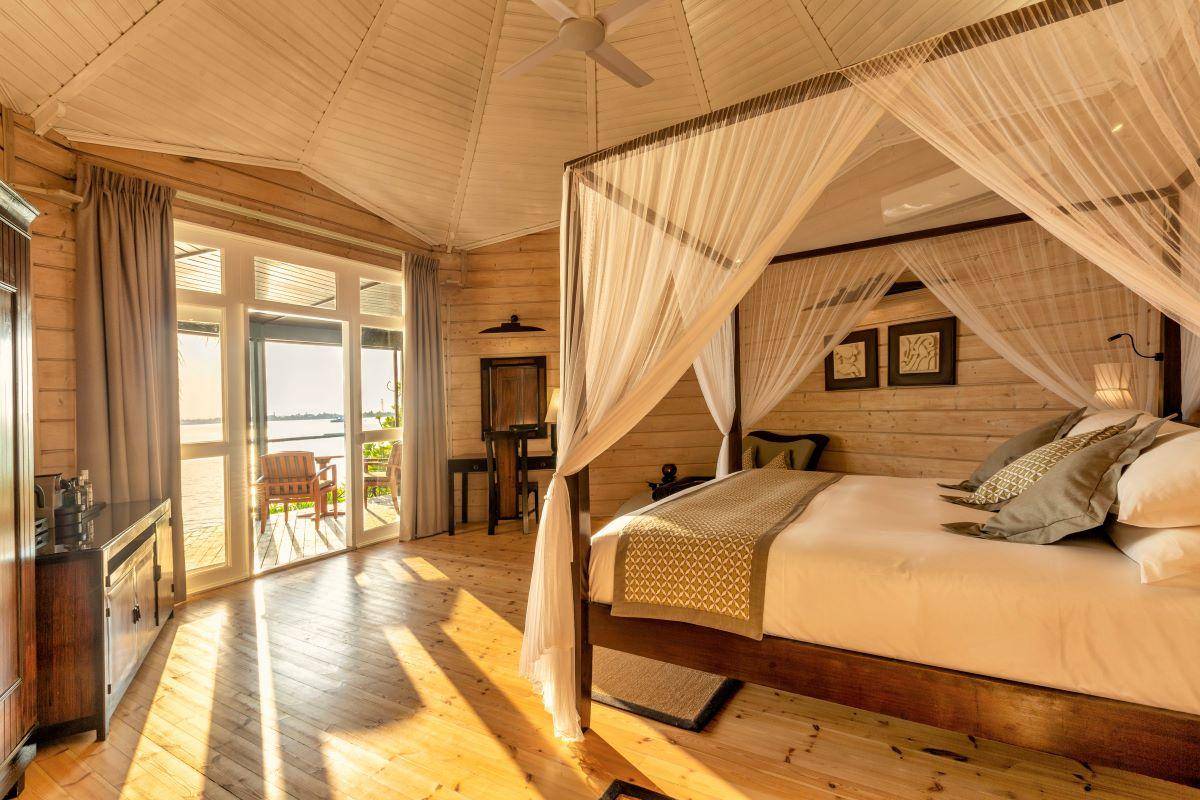 Komandoo Island Resort, Malediven, Jacuzzi Beach Villa, Schlafzimmer mit Ausgang zur Terrasse