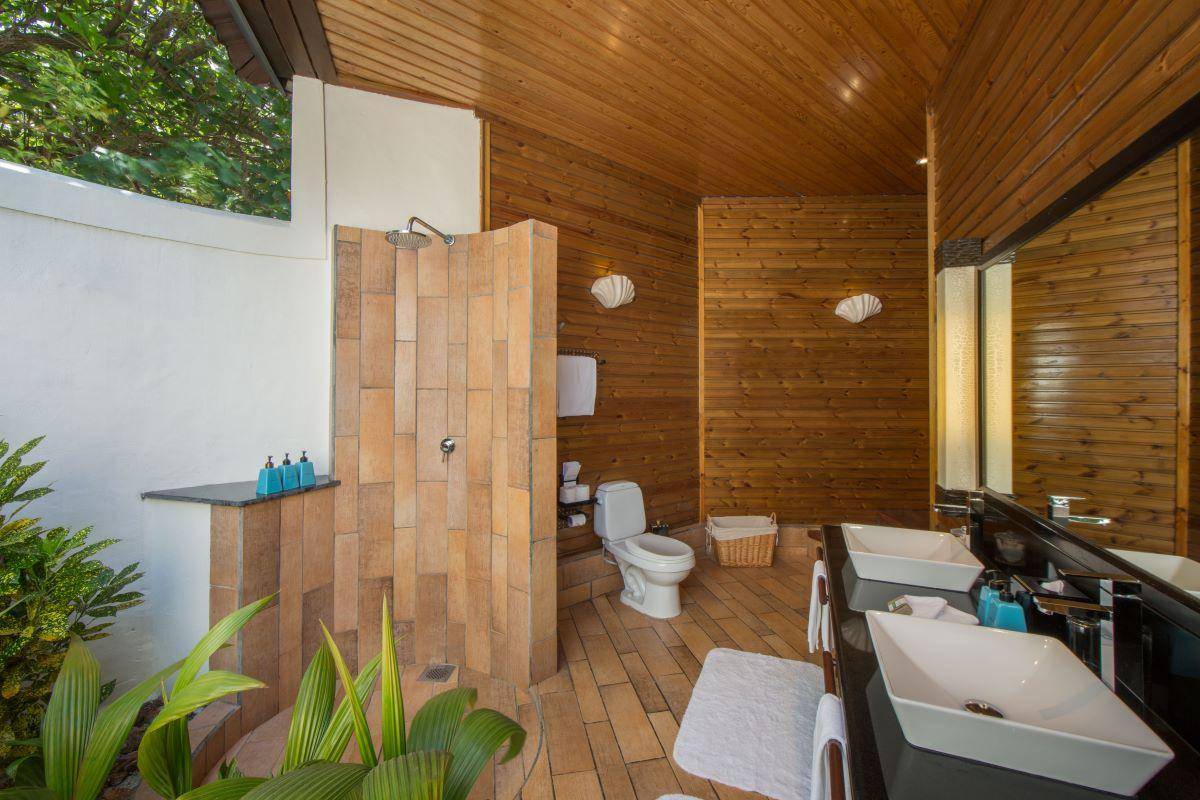 Komandoo Island Resort, Malediven, Premium Jacuzzi Beach Villa, Badezimmer
