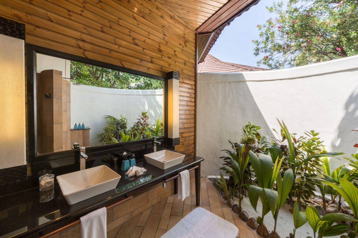 Komandoo Island Resort, Malediven, Premium Jacuzzi Beach Villa, halboffenes Badezimmer