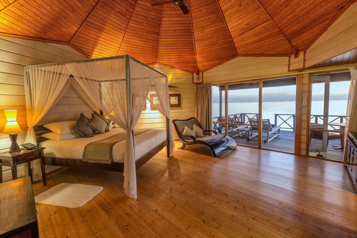 Komandoo Island Resort, Malediven, Ocean Jacuzzi Water Villa, Schlafzimmer