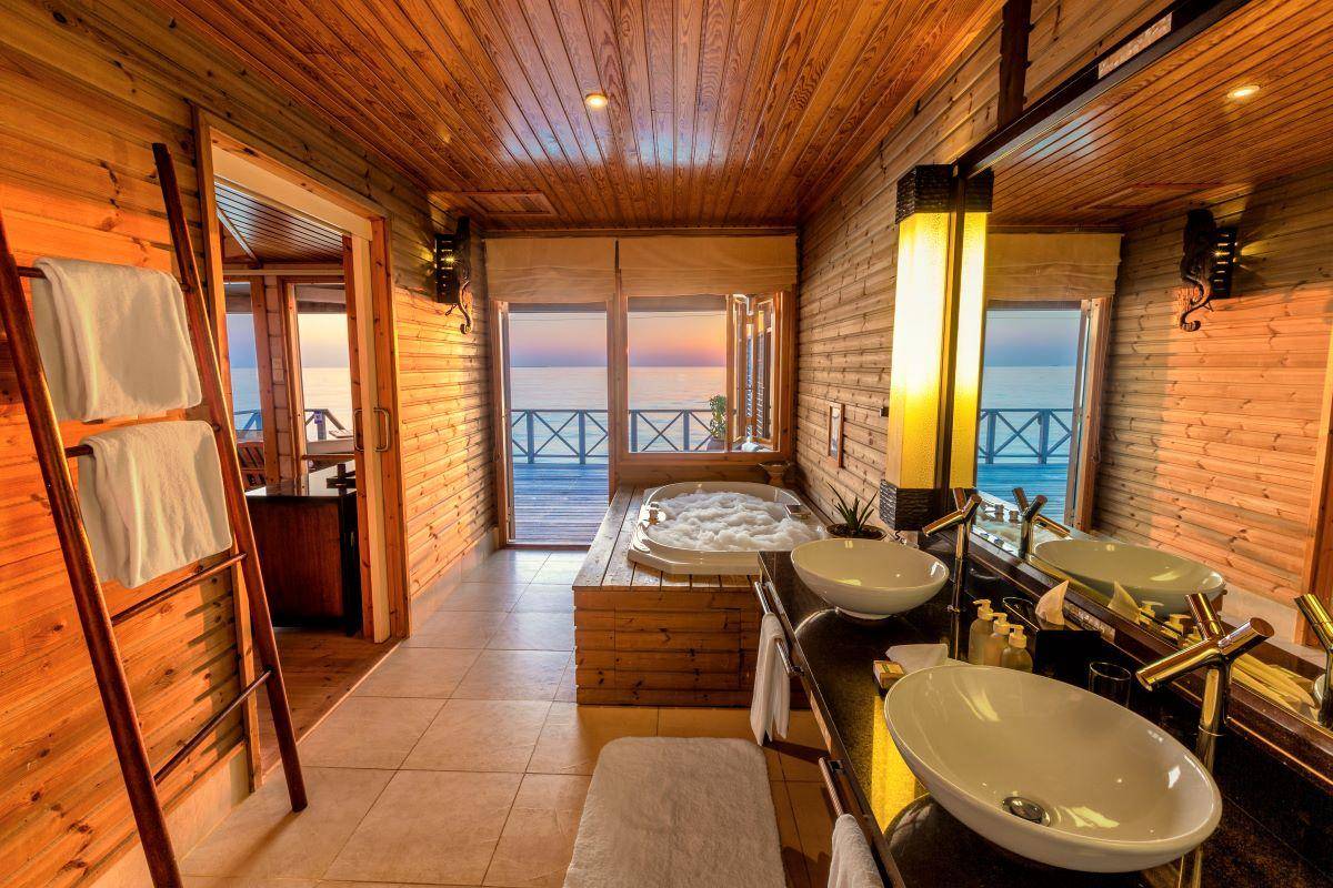 Komandoo Island Resort, Malediven, Ocean Jacuzzi Water Villa, Badezimmer