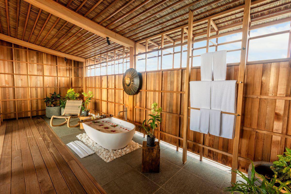 Kudadoo Maldives Private Island, Malediven, One Bedroom Residence, gefüllte freistehende Badewanne