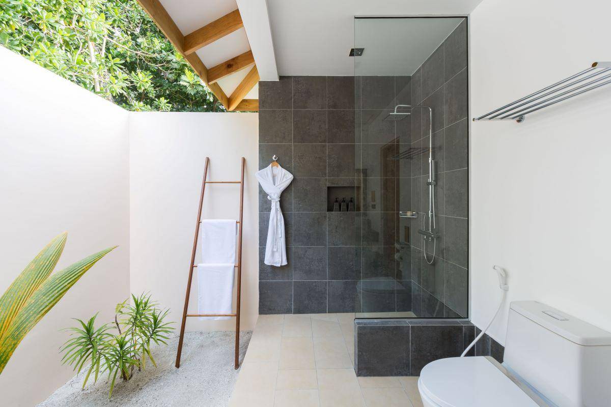 Vilamendhoo Island Resort, Malediven, Garden Room, halboffenes Badezimmer