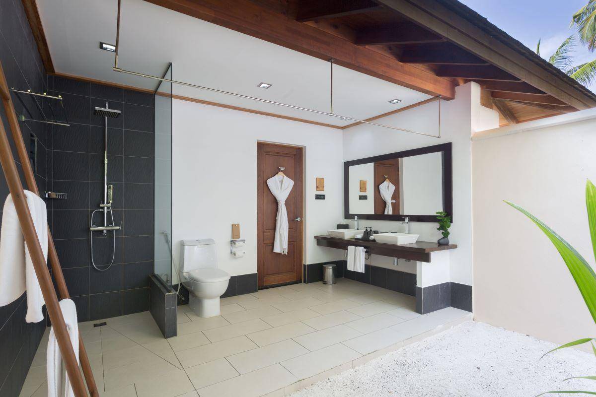 Vilamendhoo Island Resort, Malediven, Standalone Beach Villa, halboffenes Badezimmer