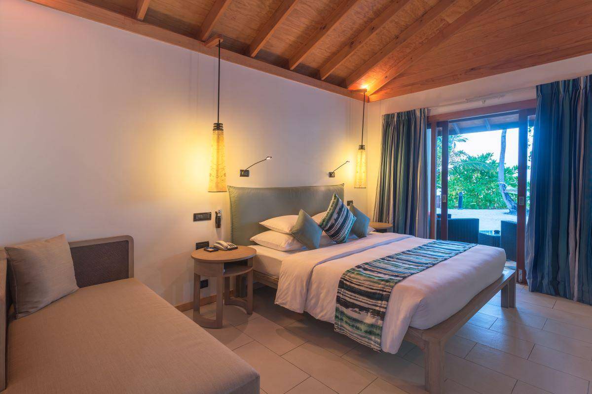 Vilamendhoo Island Resort, Malediven, Standalone Beach Villa, Schlafzimmer mit Ausgang zur Terrasse