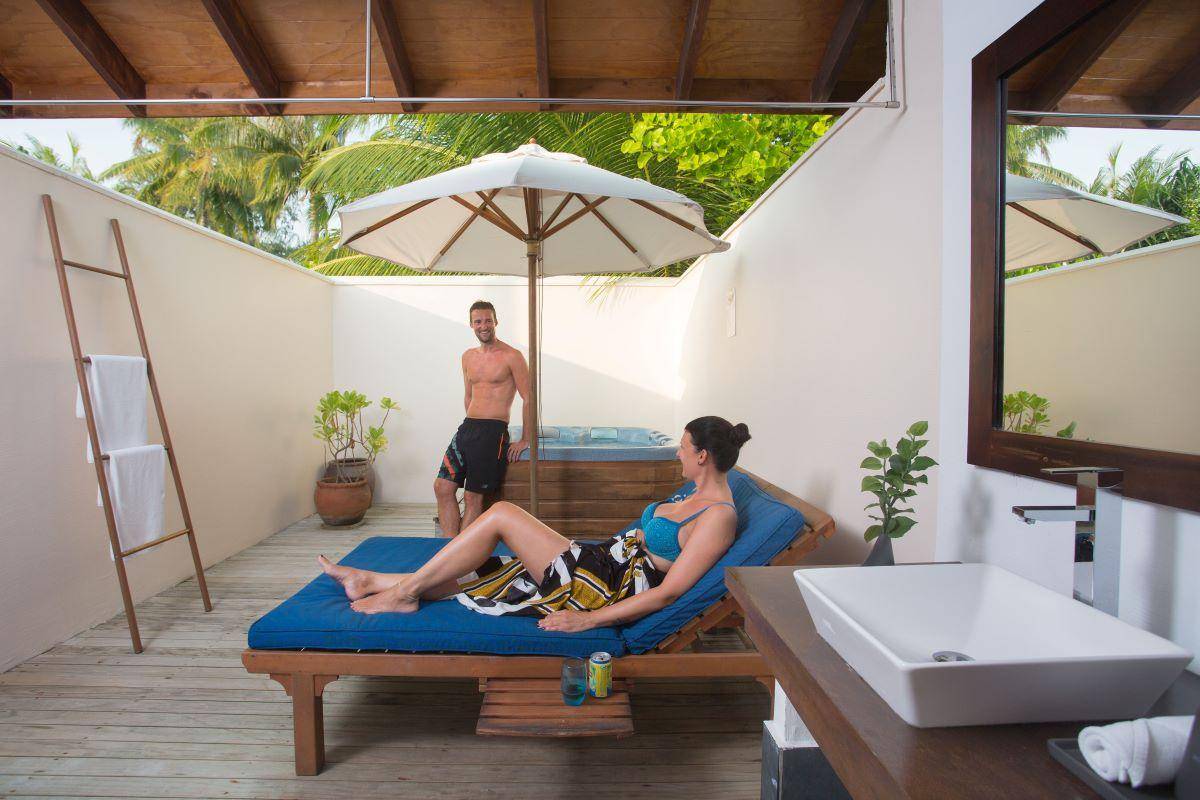 Vilamendhoo Island Resort, Malediven, Jacuzzi Beach Villa, halboffenes Badezimmer