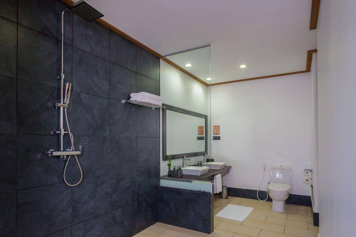Vilamendhoo Island Resort, Malediven, Jacuzzi Water Villa, Badezimmer