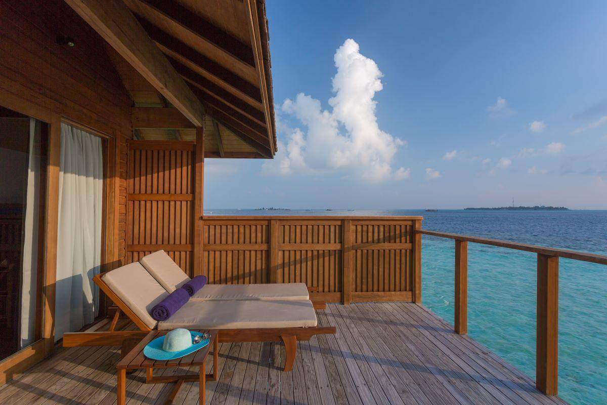Vilamendhoo Island Resort, Malediven, Jacuzzi Water Villa, Terrasse mit Liegestühlen